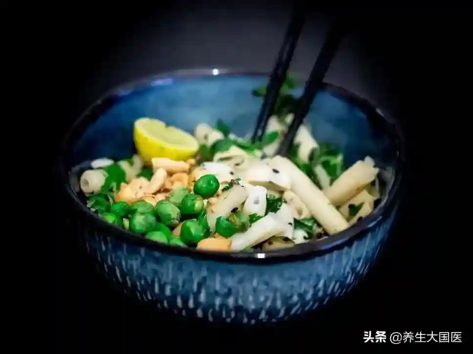 春吃这豆胜过肉！每天一把，护眼、美颜、养三脏，心情也好了，搭它是绝配