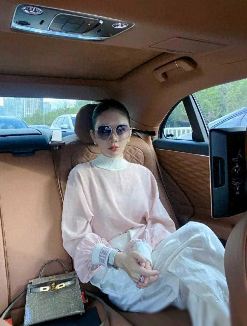 女邻居晚上喊我修灯泡！我却发现了她的秘密