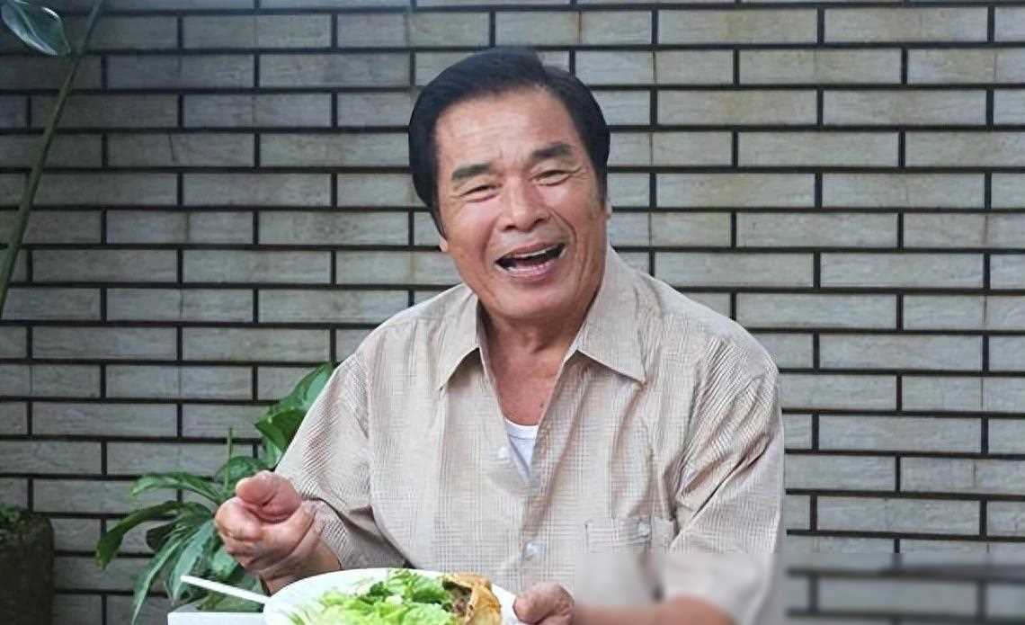 “6个老婆”同住一屋，每人每月7万零花钱，71岁又娶第七房小