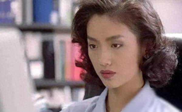 她曾拒绝刘德华求婚，却钟情渣男被家暴10年，如今的生活竟成这