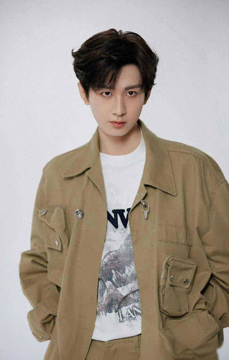 高伟光隐婚生子？成毅靠玄学改名爆红？王嘉尔退圈？鹿晗天价片酬