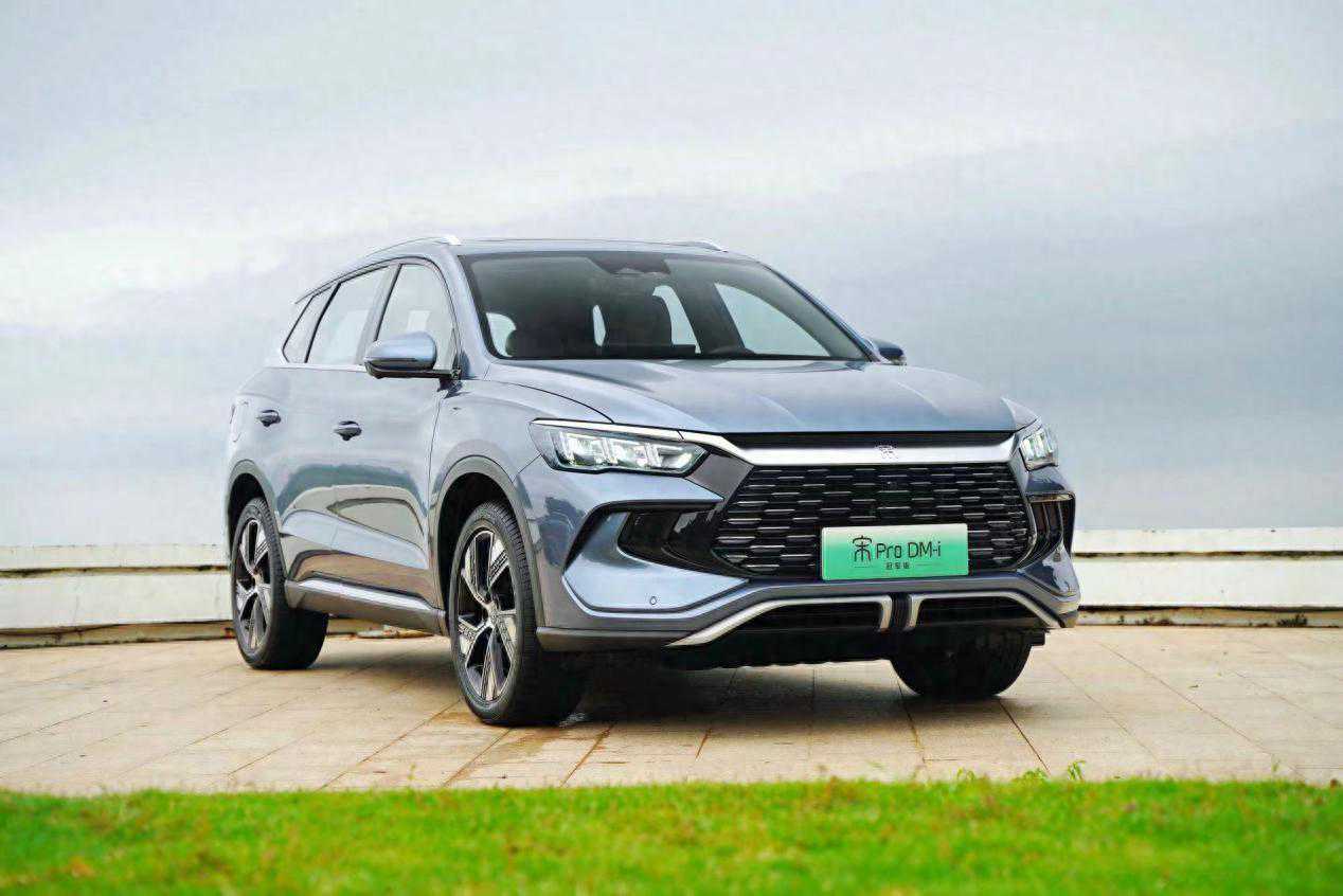 轴距超2米7，标配全景影像、舒适5座，油耗4升多，才11万不到！