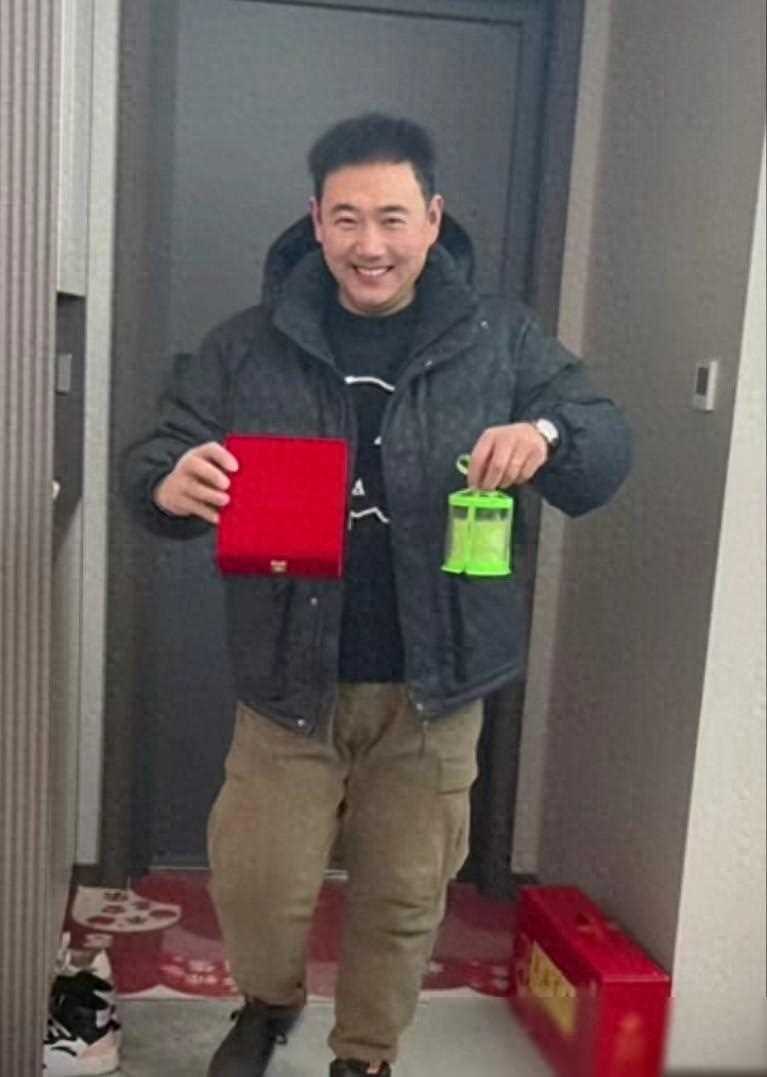 老公精心准备黄金三件套，却遭妻子和评论区群嘲，不知足的你真丑