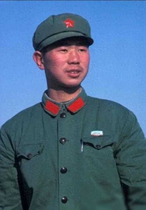 我1983年入伍，连长看我家穷资助我考军校，后来我正团转业去