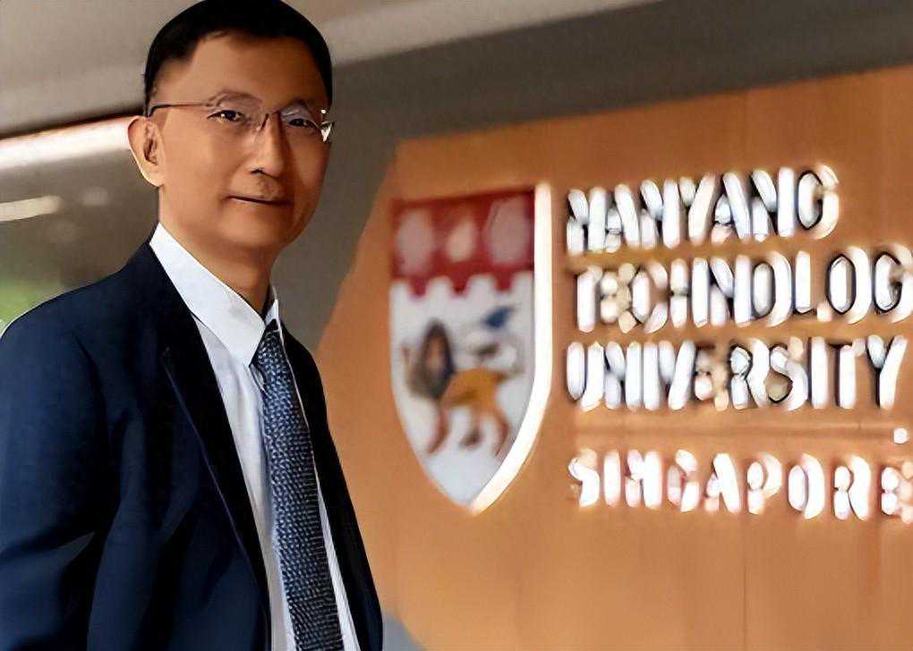 坑哭美国!抛弃中国籍加入美国，卧薪尝胆30年为中培养百名科学家