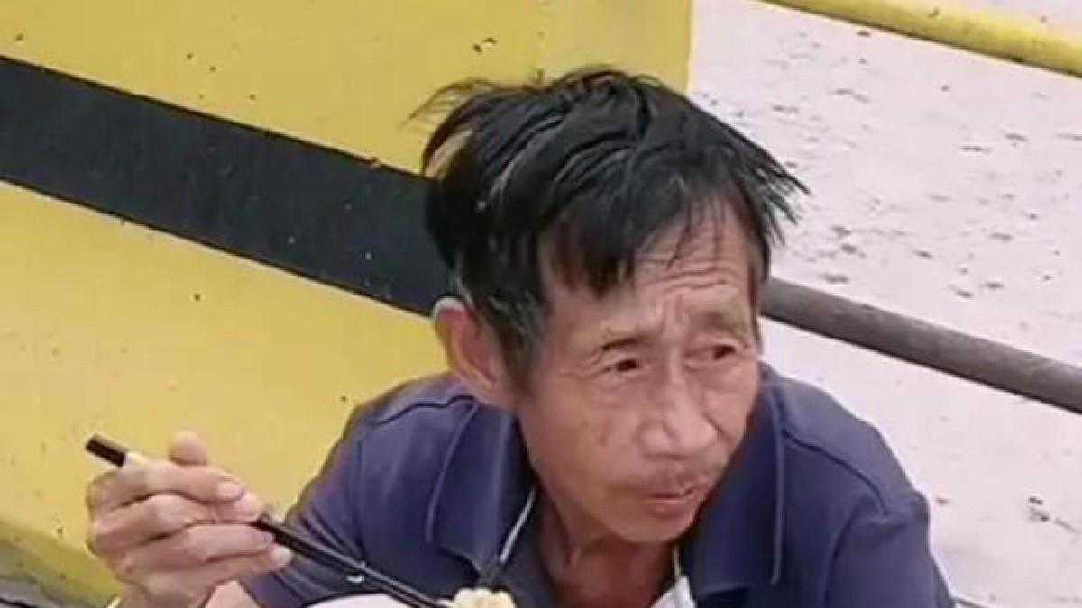 97年河南老汉收养弃婴，拾荒供养她，现在女儿身价千万找老汉报恩