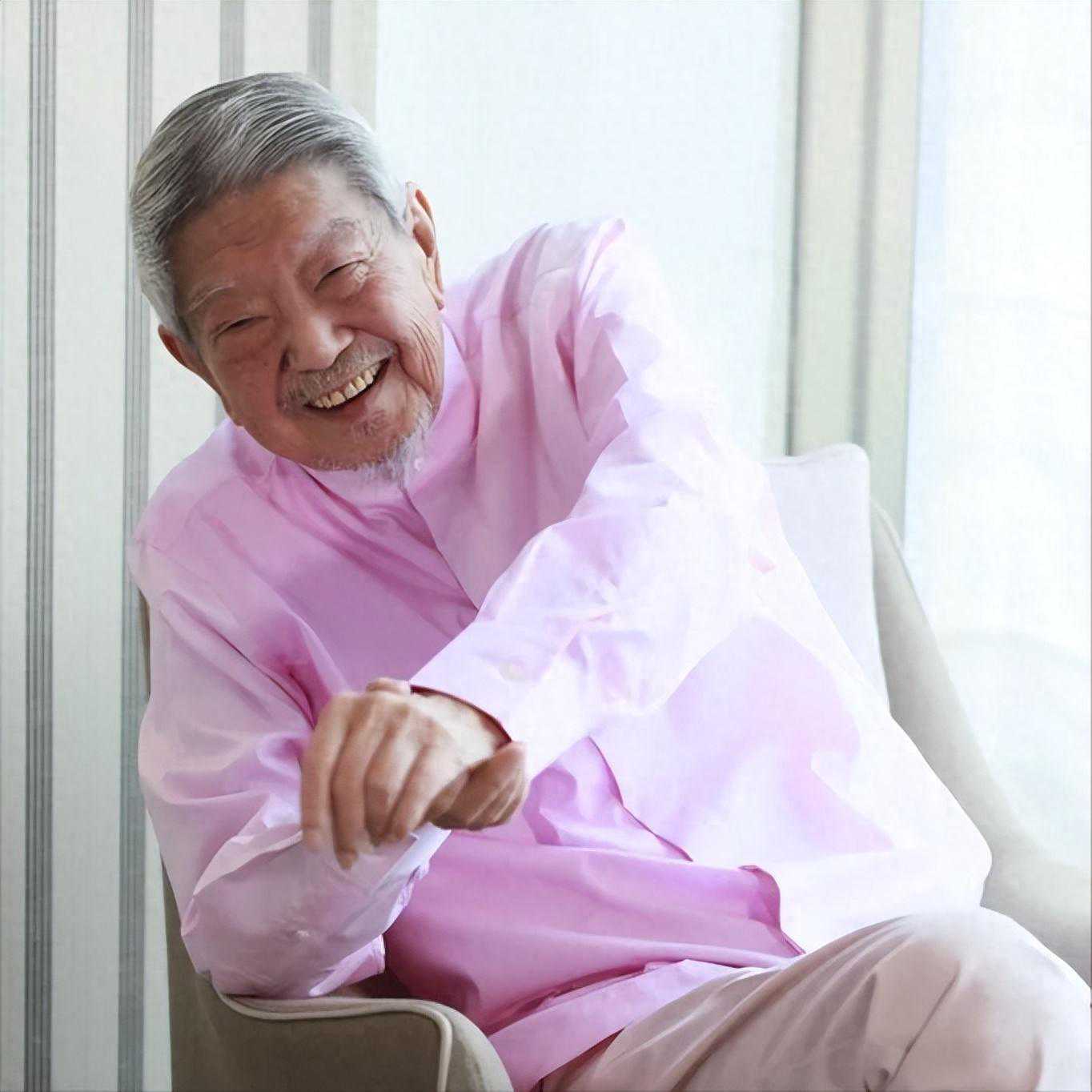 82岁蔡澜提前安排身后事，卖房套现住酒店，聘8人团队伺候起居