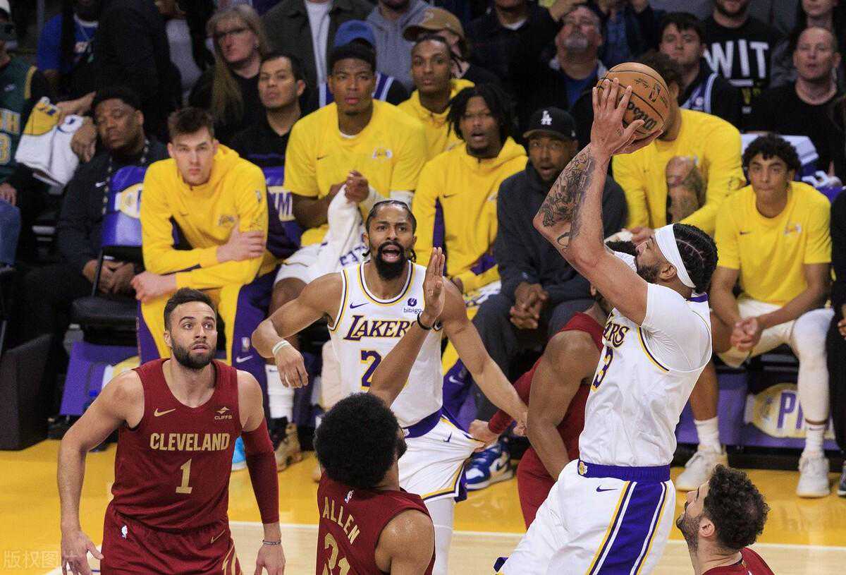 3分钟12-3制胜！哈登被弃用 快船26分大逆转，乔治付出多大的努力