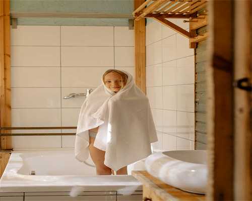 浙江千亿县义乌，靠"鸡毛换糖"逆袭全球，老外来了都疯狂扫货！